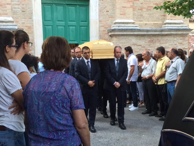 L'uscita della bara al funerale di Attilio Primucci