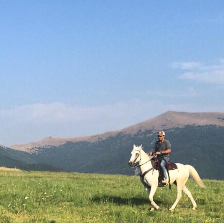 Giannini a cavallo durante le riprese a Sefro