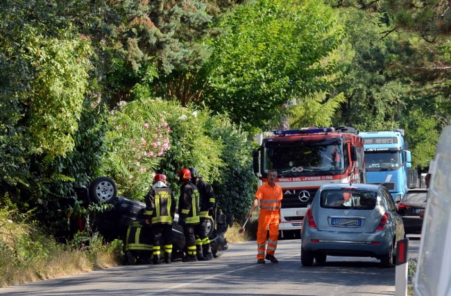 L'incidete a Passo Colmurano. Vigili del fuoco sul punto dove si trova l'auto rovesciata