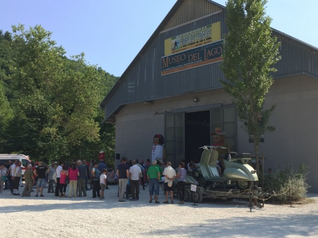 L'entrata del Museo del Lago, allestito in un ex capannone della ditta costruttrice della diga, Condotte spa