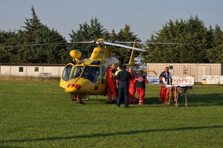 L'eliambulanza al campo sportivo di Colmurano
