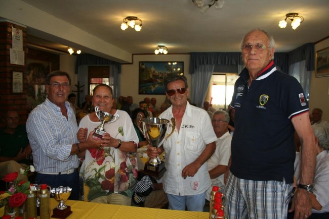 auto storiche gualdo Beribè e Nardi premiano i vincitori, i coniugi Ciarrocca