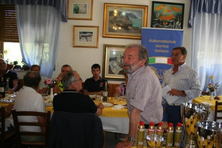 auto storiche gualdo  Giovanni Zavaglini sindaco di Gualdo saluta i partecipanti alla manifestazione.