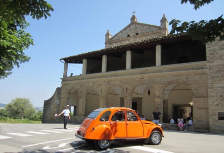auto storiche gualdo  L'inconsueta Citroen Diane 2 cv nel colore arancio