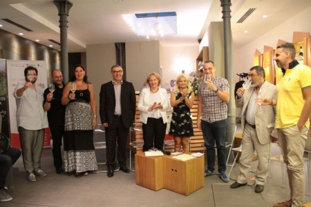 Il brindisi inaugurale alla civica enoteca