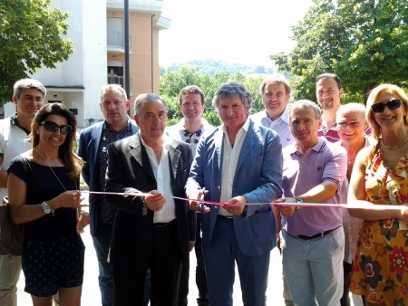 Il taglio del nastro della nuova casa dell'acqua di Tolentino