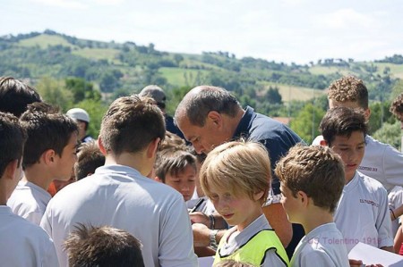 Mister Fabrizio Castori firma autografi ai ragazzi del Tolentino Soccer Camp
