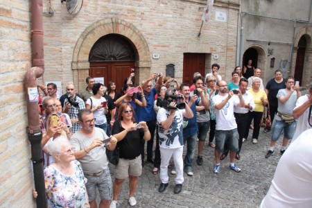 Molti i fan che hanno accolto l'attore