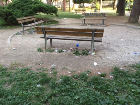 I rifiuti abbandonati ai giardini "John Lennon" di Tolentino