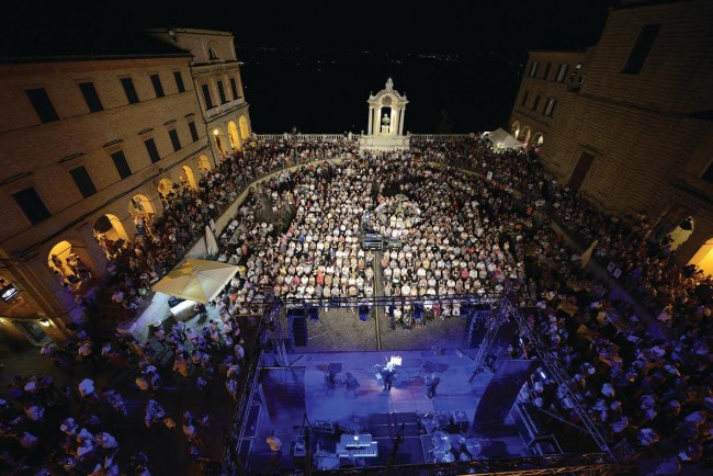la piazza di treia gremita