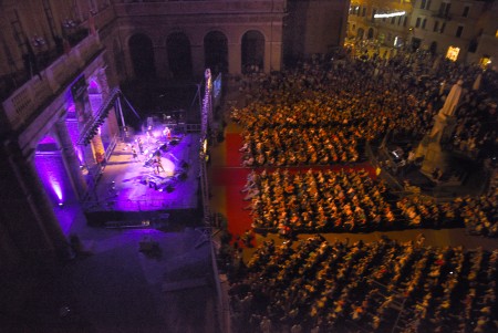 Piazza Leopardi piena