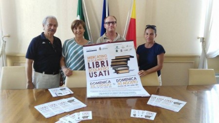 L'assessore Yuri Rosati assieme ai volontari delle associazioni