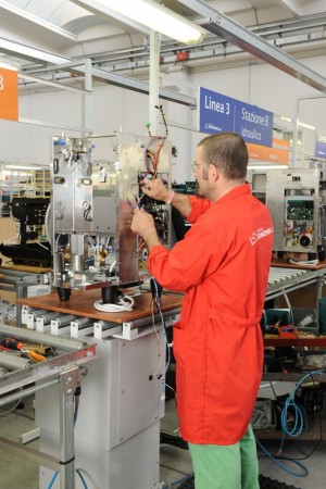 Operaio al lavoro nella Nuova Simonelli