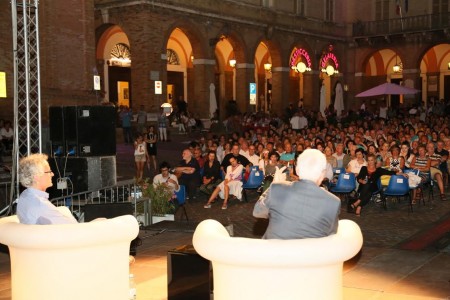 piazza di civitanova alta durante futura festival