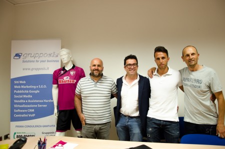 Foto di gruppo con il presidente crèmisi Fabio Mazzocchetti per i responsabili del settore giovanile del Tolentino