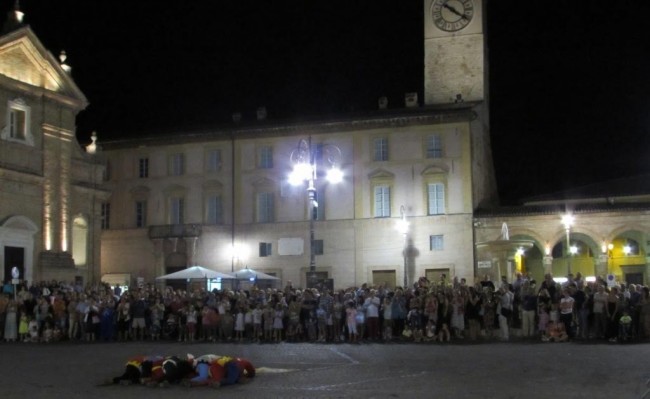 un momento della performance degli sbandieratori matelica verdicchio