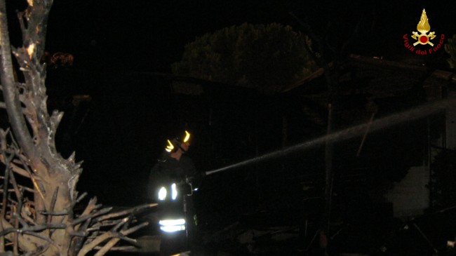I vigili del fuoco spengono l'incendio a Marcelli