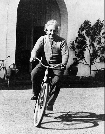 Albert Einstein in bicicletta