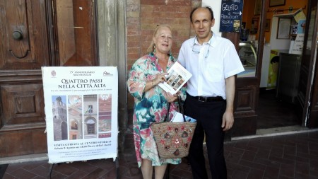 La prof.ssa Vecchiarelli e Valentino Cerolini, del caffè del teatro