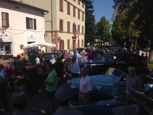 Auto storiche nella piazza di PIevebovigliana