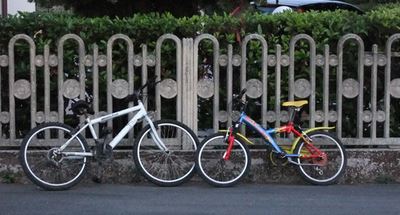 Le bici sulle quali giocavano il bambino investito e il suo fratellino