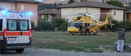 L'eliambulanza atterrata per soccorrere il bambino investito mentre era in bicicletta (foto concesse da Il Cittadino Recanatese)