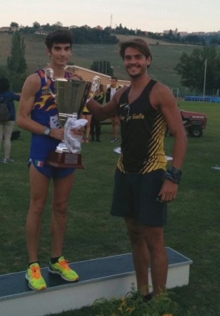 Giacomo Brandi premiato da Gianluca Tamberi
