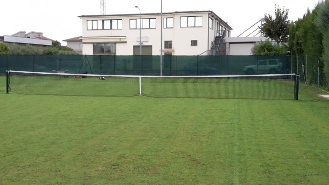 Campo tennis in erba a Pollenza (2)