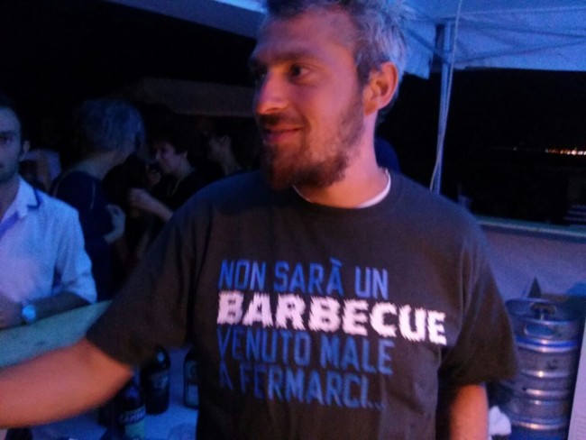 Marco Cecchetti con una maglietta ironica
