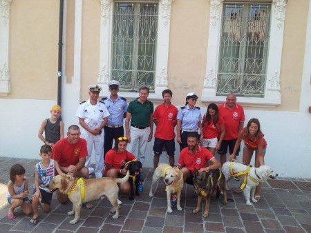 Foto di gruppo per Passerotti coi volontari della Pegasus, il comandante Lippo e alcuni agenti della Municipale