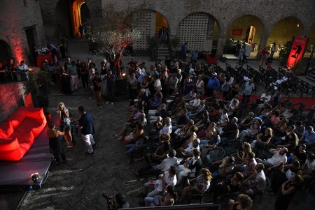 Il pubblico per la performance di Maurizio Galimberti