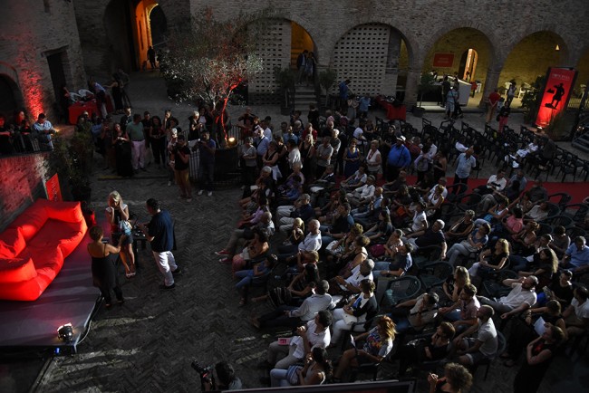 Il pubblico per la performance di Maurizio Galimberti