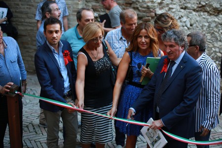 Il taglio del nastro. Da sinistra Alessandro Massi, Orietta Leonori, Paola Taddei, Giuseppe Pezzanesi