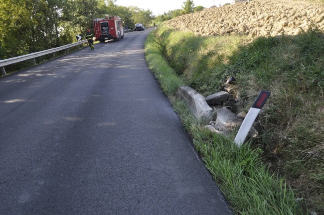 In primo piano il muretto contro cui è finita la Seat Leon