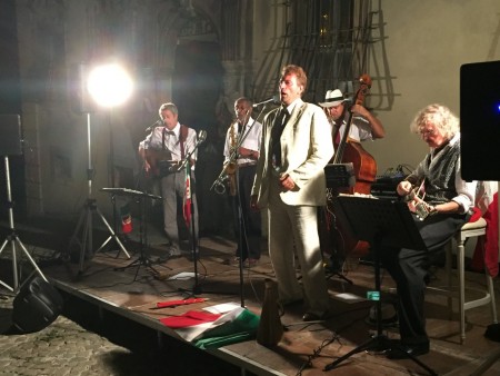 La straordinaria performance dei Burro & Salvia, gruppo specializzato in canzoni tradizionali italiane degli anni '20, '30 e '40.