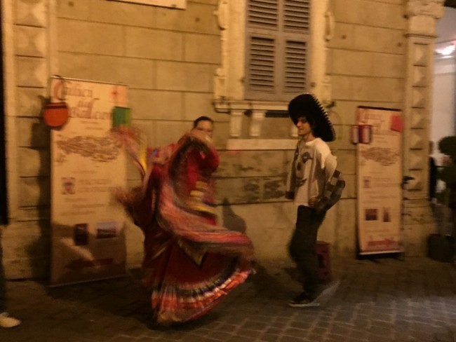 Lo-spettacolo-del-clown-messicano-Lolita-Bolita-che-ha-coinvolto-diversi-passanti