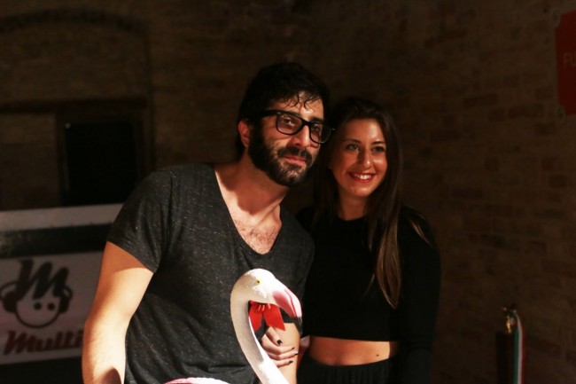 Luca Vecchi dei The Pills con una fan