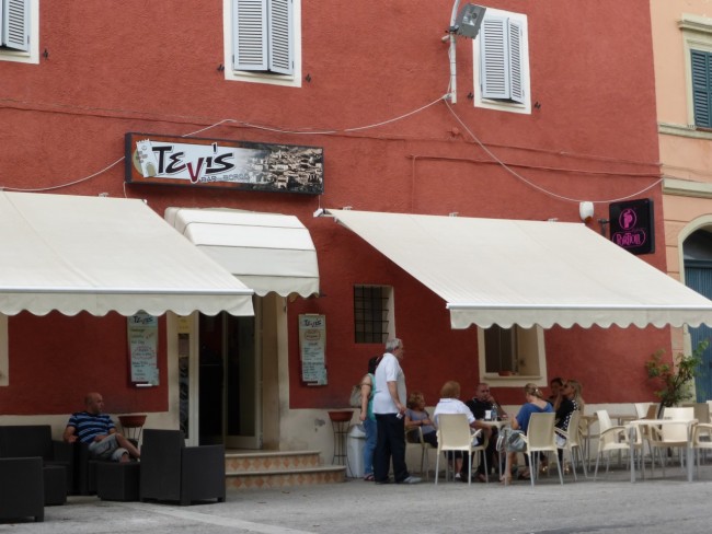 Il bar della piazza di Esanatoglia
