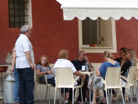I cittadini al bar in piazza questa mattina