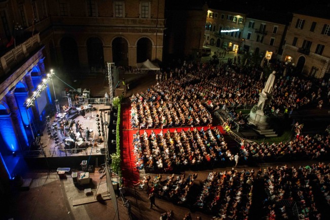 Sold out piazza Giacomo Leopardi per Cuori Tuffati, ultimo spettacolo di Lunaria
