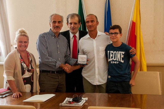 Le chiavi di Civitanova consegnate alla famiglia Paoletti dal vice sindaco Giulio Silenzi (con la camicia grigia) e dal presidente del Consiglio comunale Ivo Costamagna