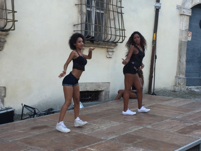 Ognuno ha dato il proprio contributo, come una residente del quartiere di origine cubana che, con delle amiche connazionali, ha improvvisato un seguitissimo spettacolo di danza