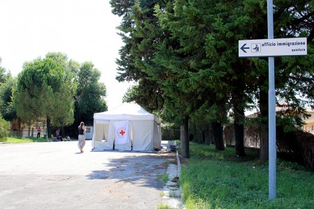 Collevario, l'ufficio immigrazione e la tenda della Croce rossa che ha dato accoglienza ai profughi