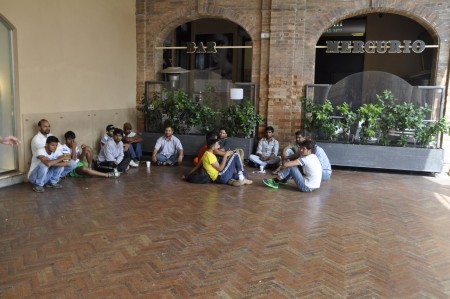 Richiedenti asilo in attesa sotto la Loggia dei Mercanti lo scorso agosto