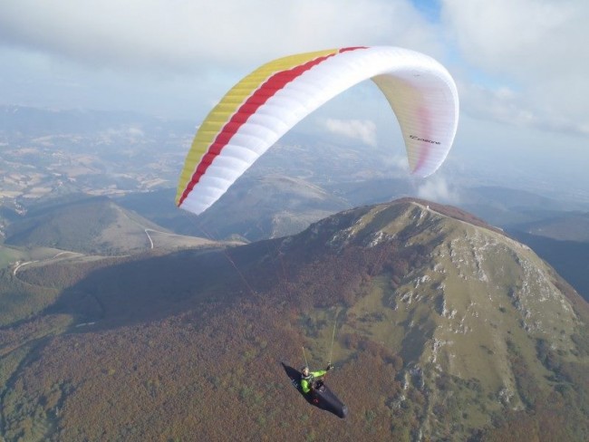 Samuele Menchi con il parapendio in uno dei suoi voli ad alta quota