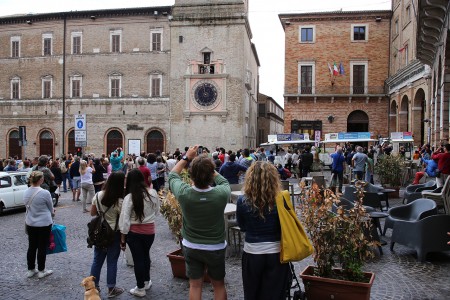 Turisti in piazza della Libertà, a Macerata