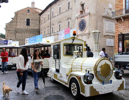 Turisti-Macerata-trenino_Foto-LB-5-450x349