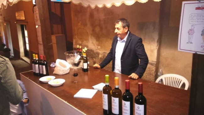 Uno-dei-tanti-stand-enogastronomici-dedicati-alle-varie-cantine-che-hanno-partecipato-alliniziativa