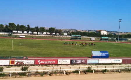 Le due squadre al centro del campo