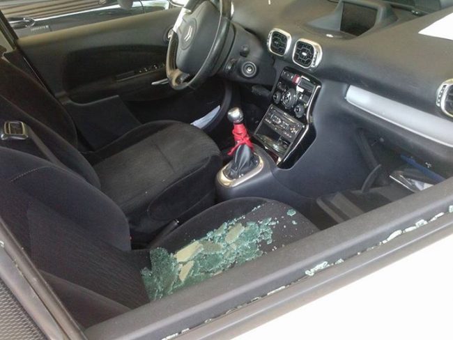 L'auto con il finestrino rotto